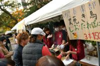 吹奏楽部は模擬店で焼き鳥を販売しました。大盛況でしたよ！