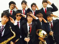 2015年の甲南大学文化会吹奏楽部の男子部員ども。約1名、不審者が混じってますね。