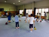 楽しかった合宿ももう終わり。大広間をみんなでお掃除しました。