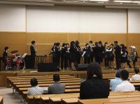 教育懇談会へお越しいただいた保護者の方々に演奏を披露しました。